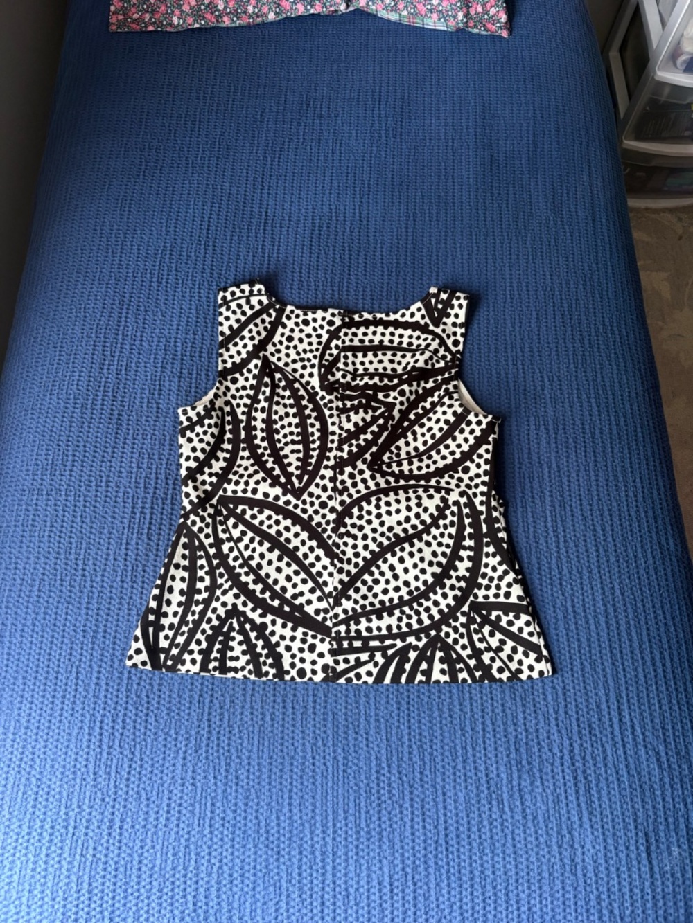 Ann Taylor Medium Sleeveless Black & White Dress Shirt with Bow in Front - Picture 2 of 5